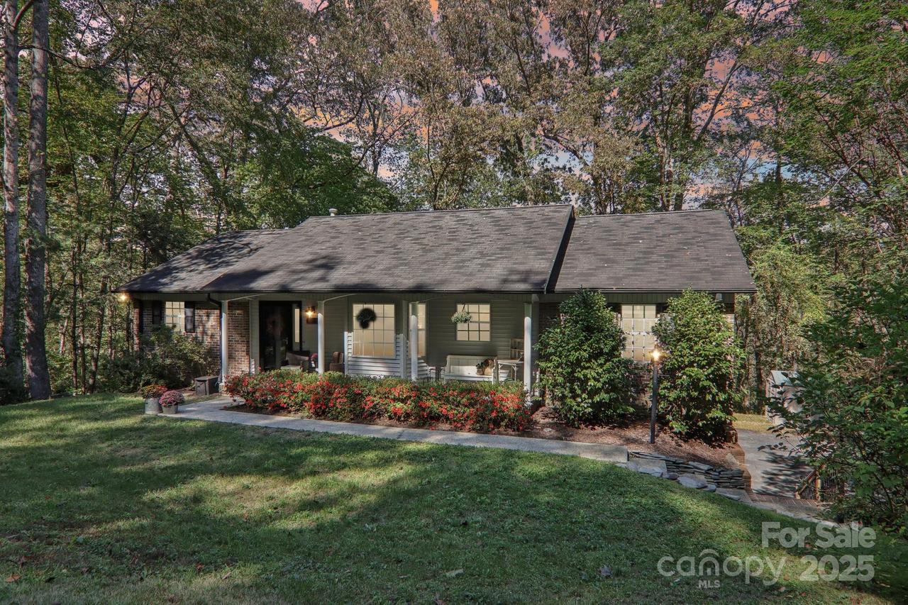 425 Hunters Glen Ln., Hendersonville, NC 28739