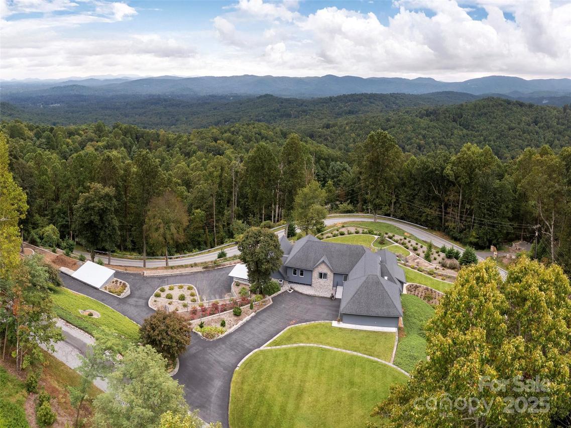 161 Birchwood Dr., Hendersonville, NC 28739