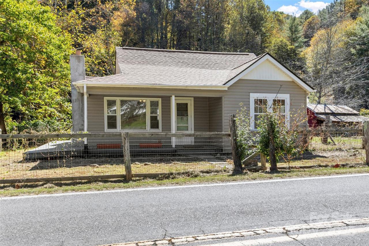 689 Bald Mountain Rd., Burnsville, NC 28714