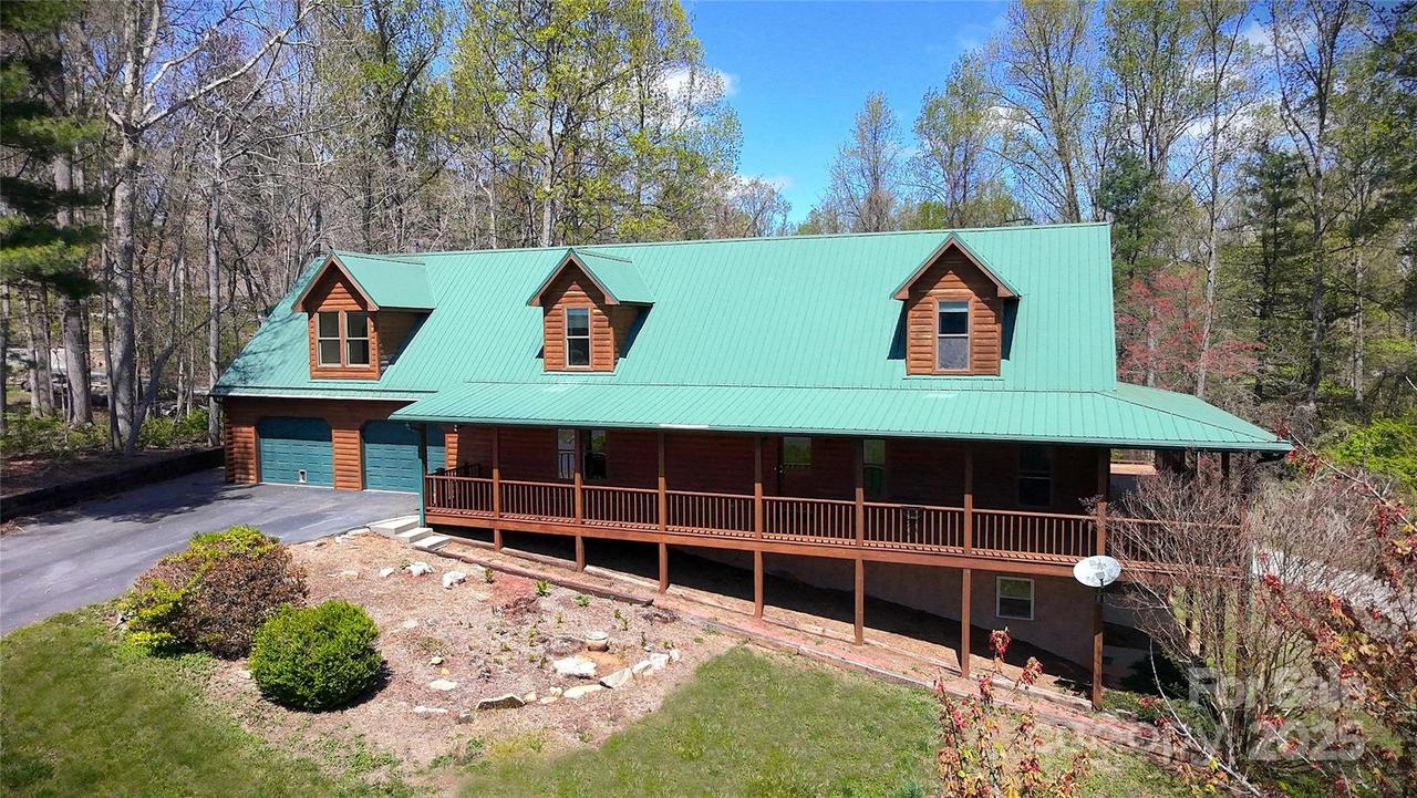 80 Oak Meadow Ln., Hendersonville, NC 28792