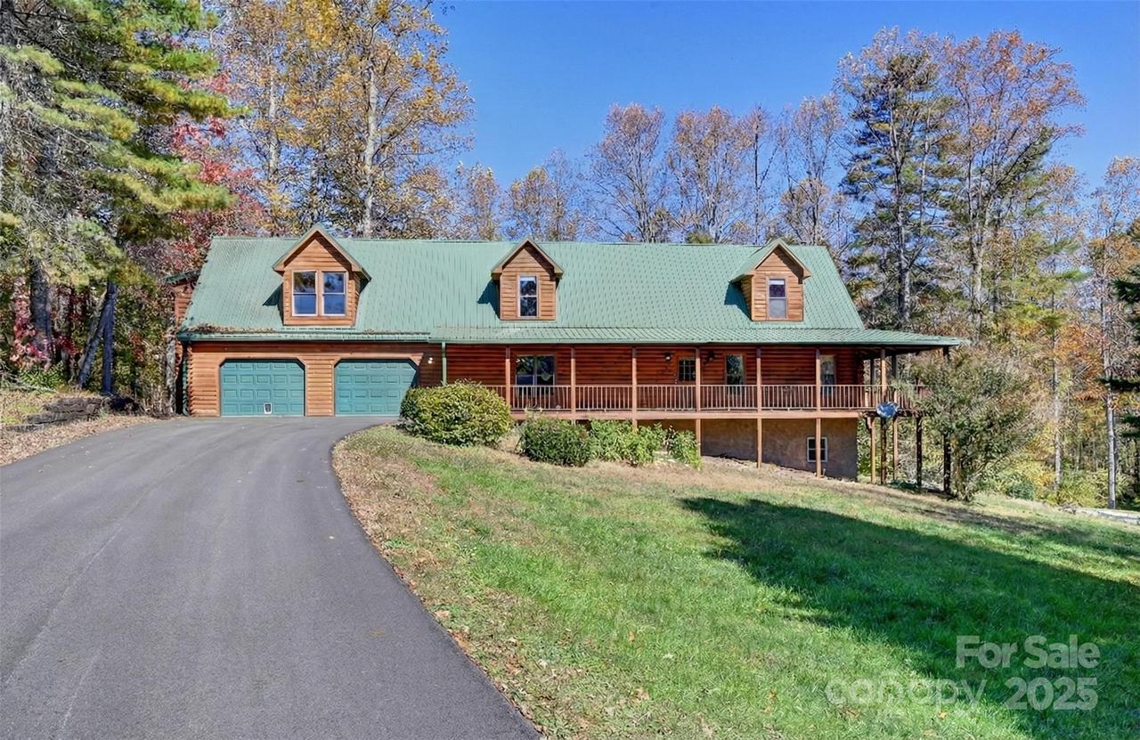 80 Oak Meadow Ln., Hendersonville, NC 28792