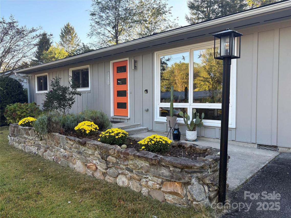 1235 Pinebrook Cir., Hendersonville, NC 28739