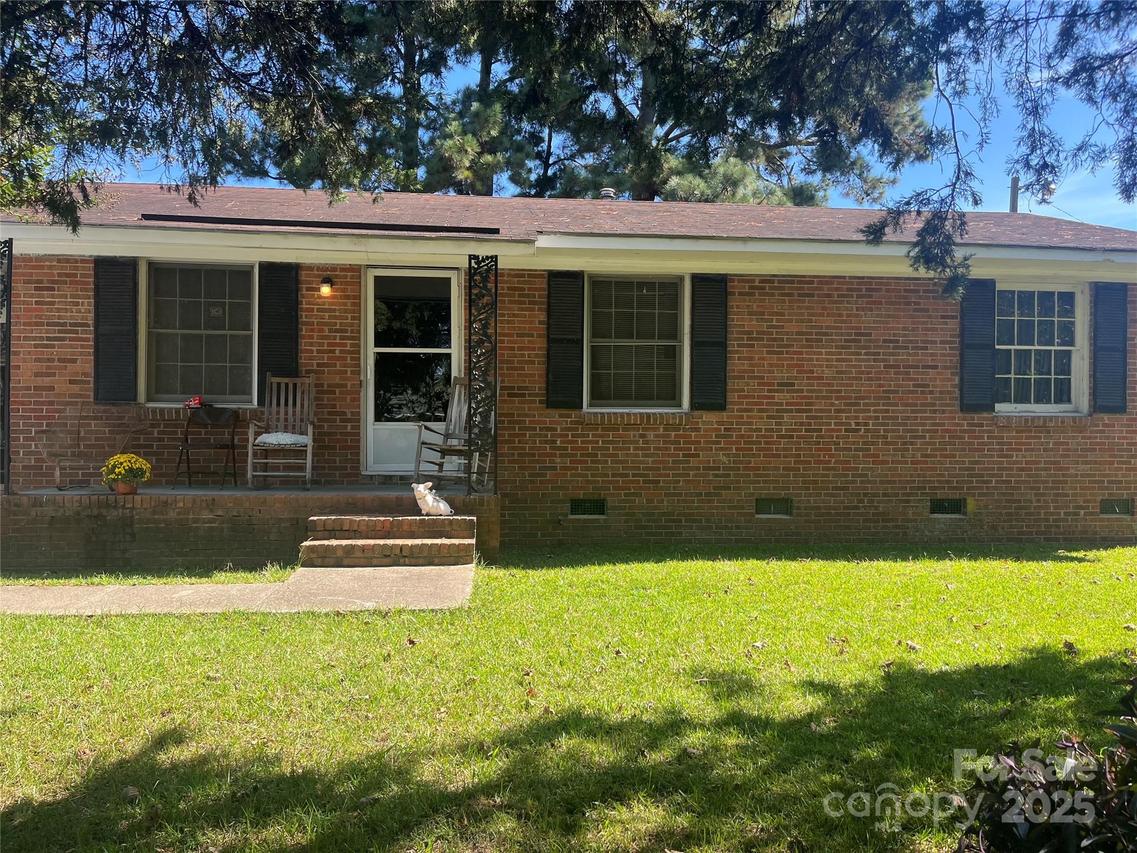 512 Produce Market Rd., Laurinburg, NC 28352