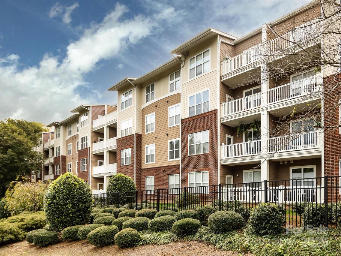 1000 E Woodlawn Rd. #216, Charlotte, NC 28209