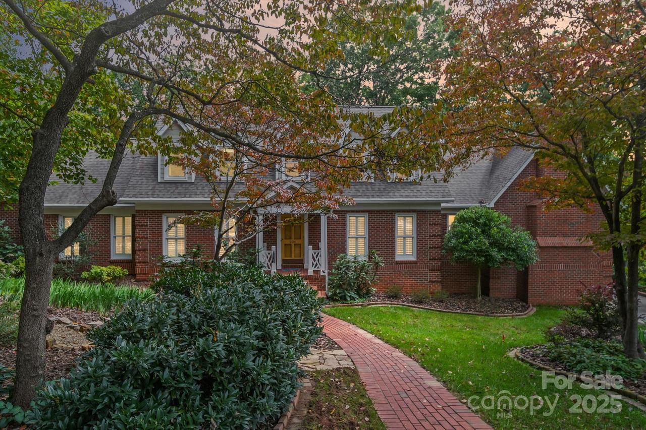 204 Keyhole Ct., Cramerton, NC 28032