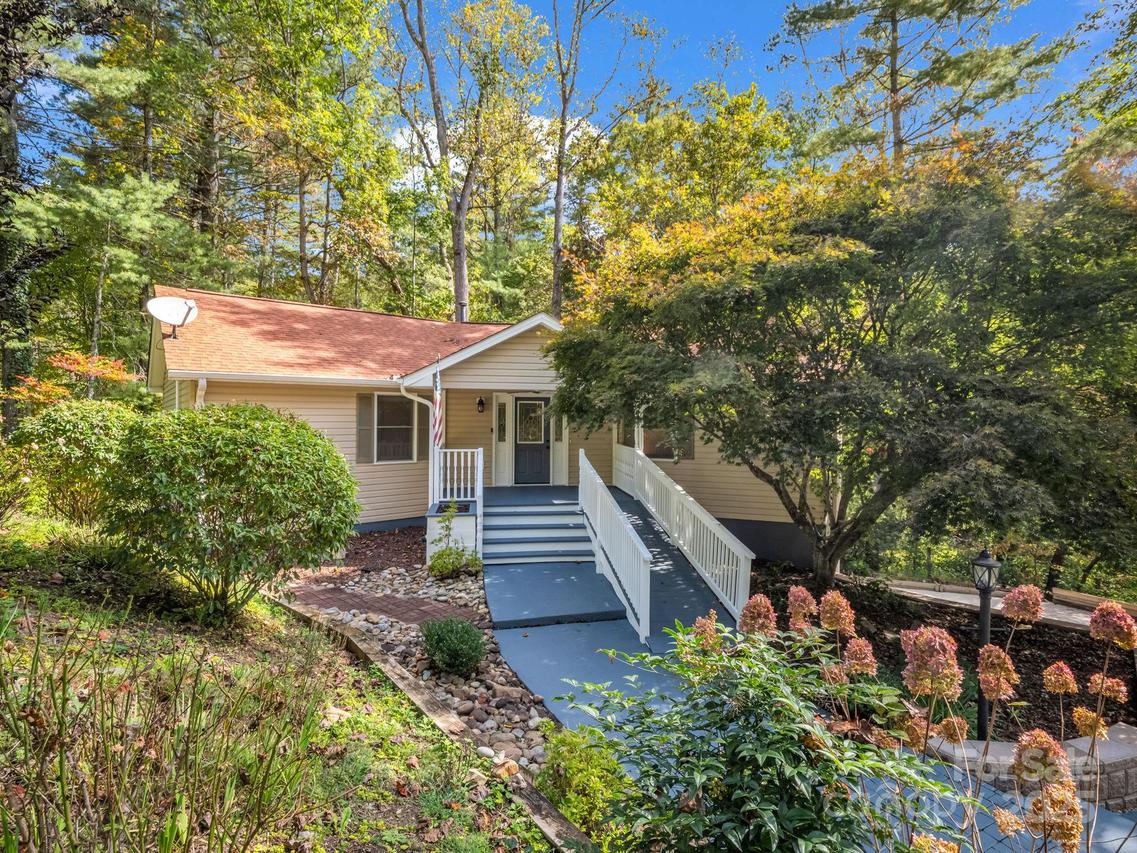 204 Pine Berry Cir., Hendersonville, NC 28739