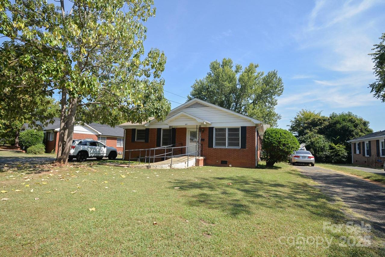 6911 Woodstream Dr., Charlotte, NC 28210