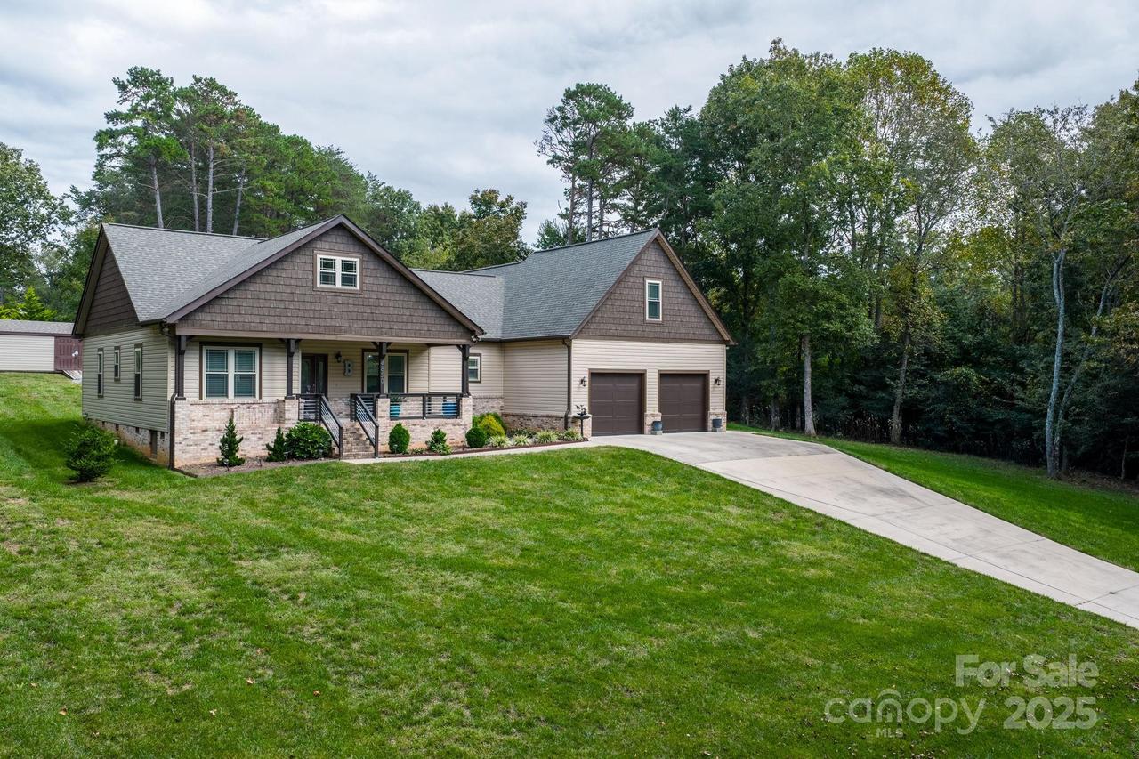 4850 Woodwinds Dr., Hickory, NC 28601