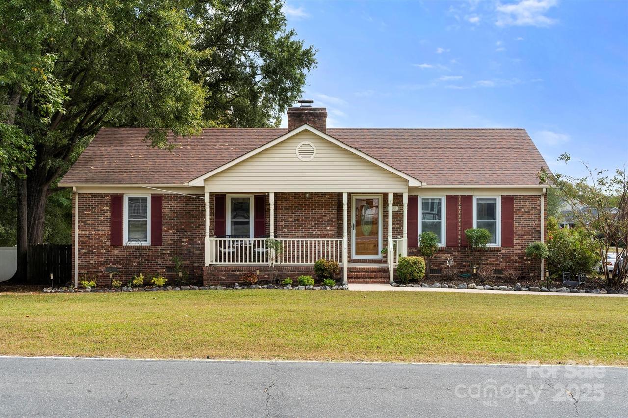 1422 Midlake Rd., Kannapolis, NC 28083