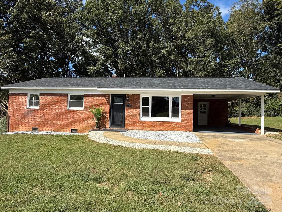 810 Hampton Pl., Lenoir, NC 28645