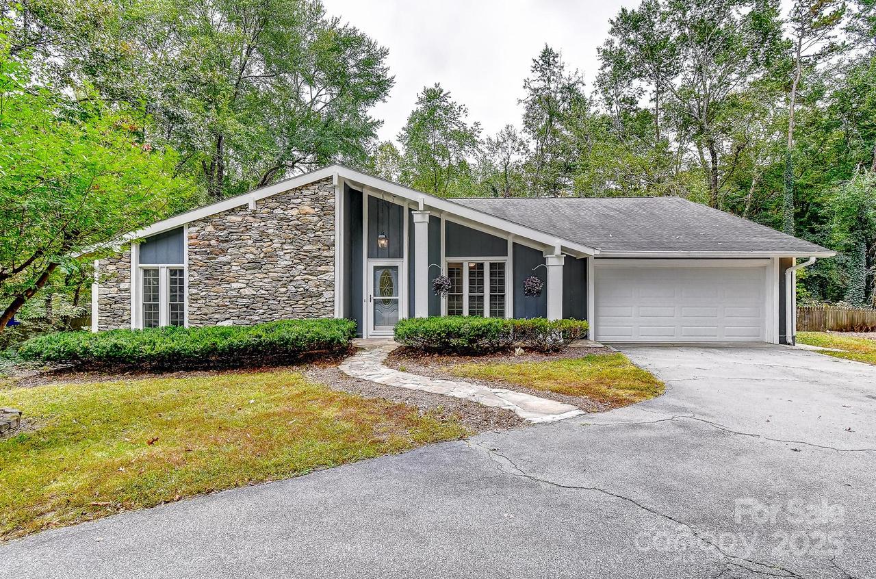 3119 Hickory Hill Rd., Hendersonville, NC 28792