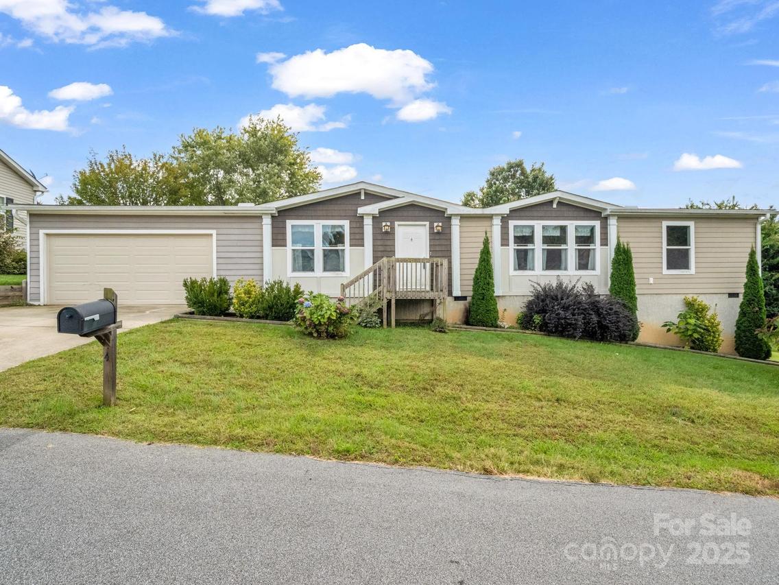 4 N Frederick Ln., Hendersonville, NC 28792