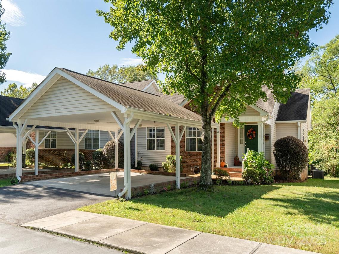 59 N Creekside Ct., Hendersonville, NC 28791