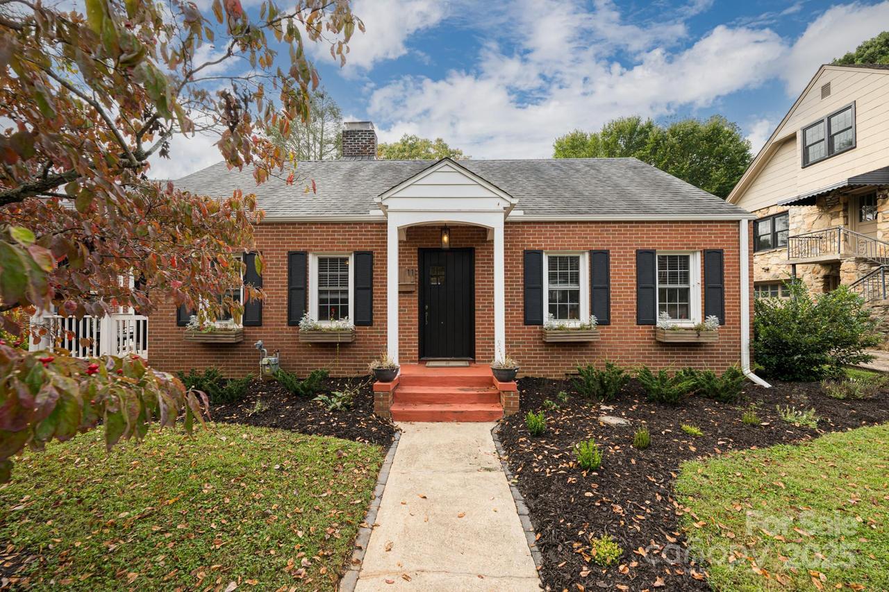 11 Colonial Pl., Asheville, NC 28804