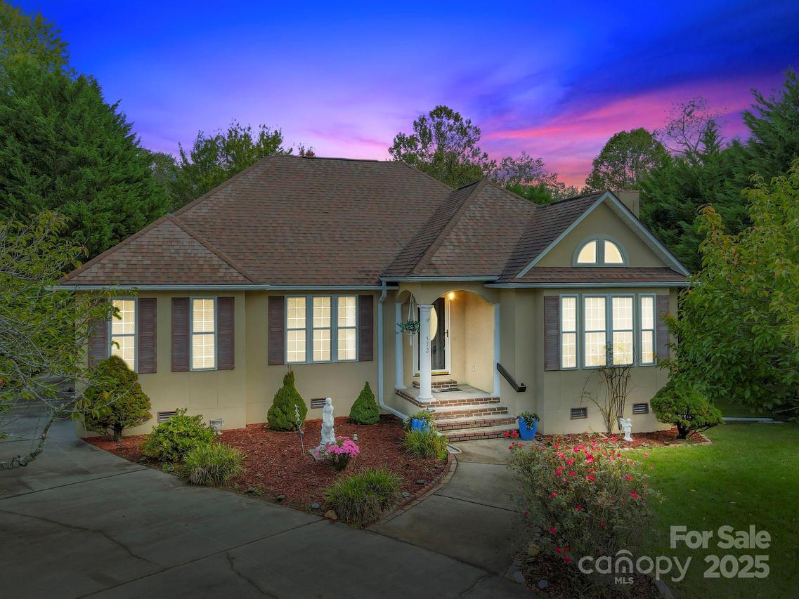 372 Kingfisher Ln., Mills River, NC 28759