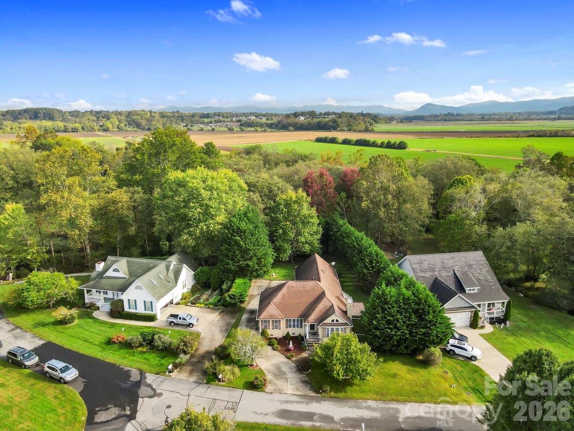 372 Kingfisher Ln., Mills River, NC 28759
