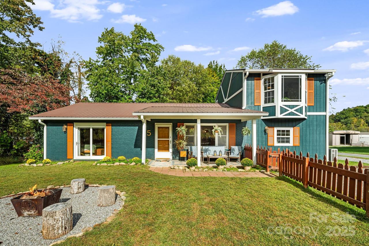 25 Pinewood Dr., Waynesville, NC 28786
