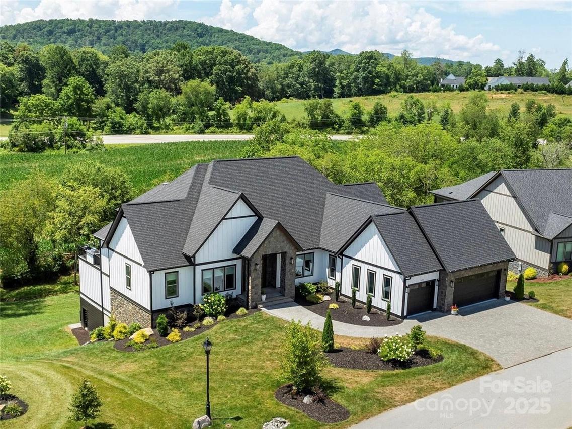 465 Daniel Circle Dr., Mills River, NC 28759