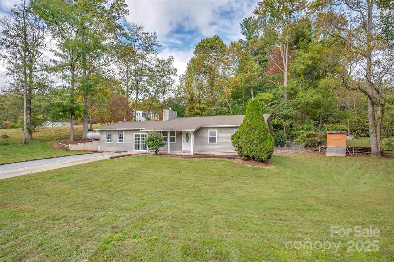 569 Lanning Rd., Hendersonville, NC 28792