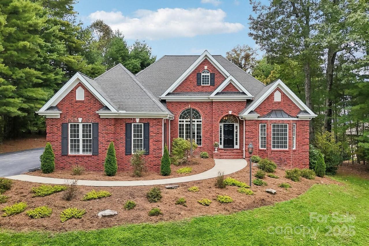 310 Sweetbriar Dr., Hendersonville, NC 28739