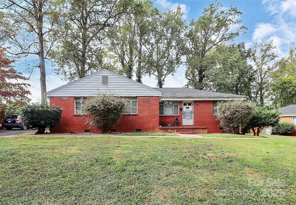 1914 Manteo Ct., Charlotte, NC 28208