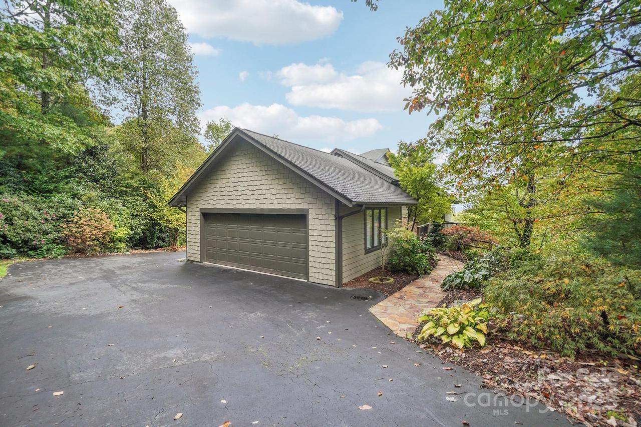 107 Woodglen Ct., Flat Rock, NC 28731
