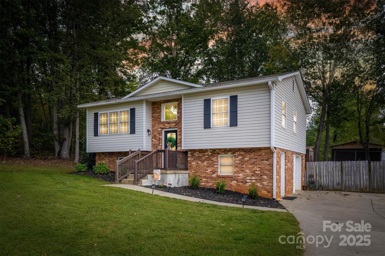 2338 Honeysuckle Pl., Lenoir, NC 28645