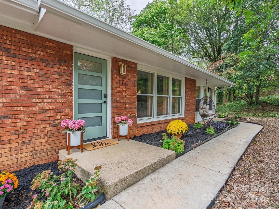 17 Hummingbird Ln., Asheville, NC 28806