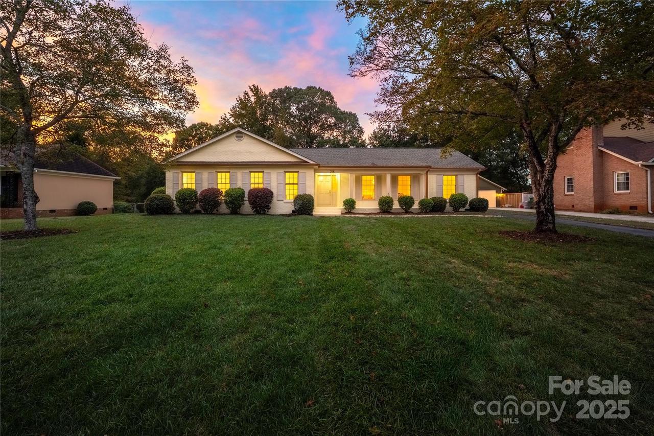 216 Chadmore Dr., Charlotte, NC 28270