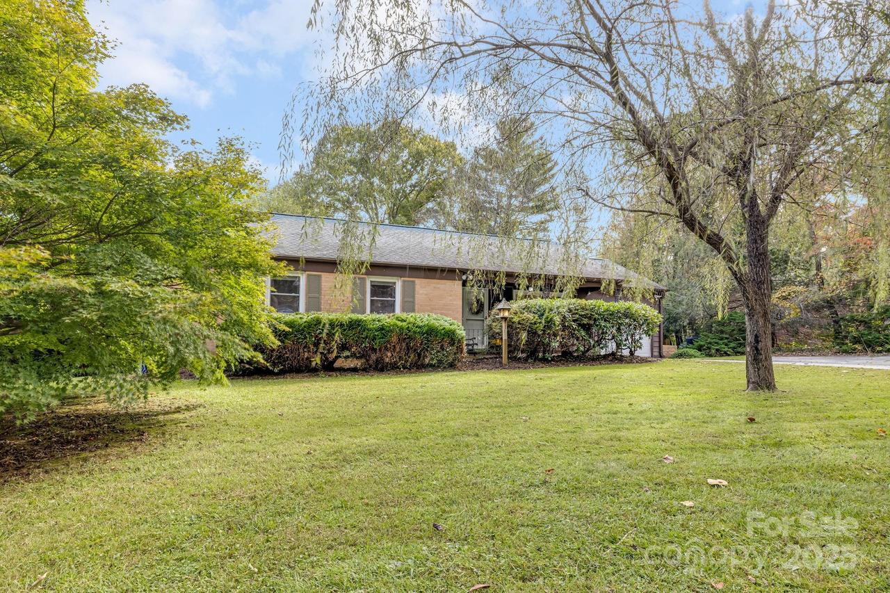 422 Comet Dr., Hendersonville, NC 28791