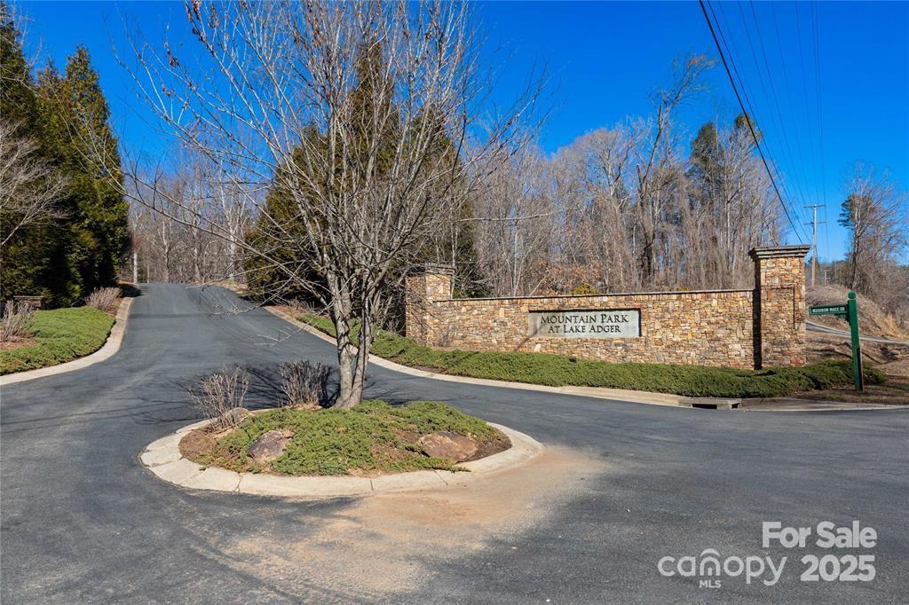 26 Mountain Pkwy., Mill Spring, NC 28756
