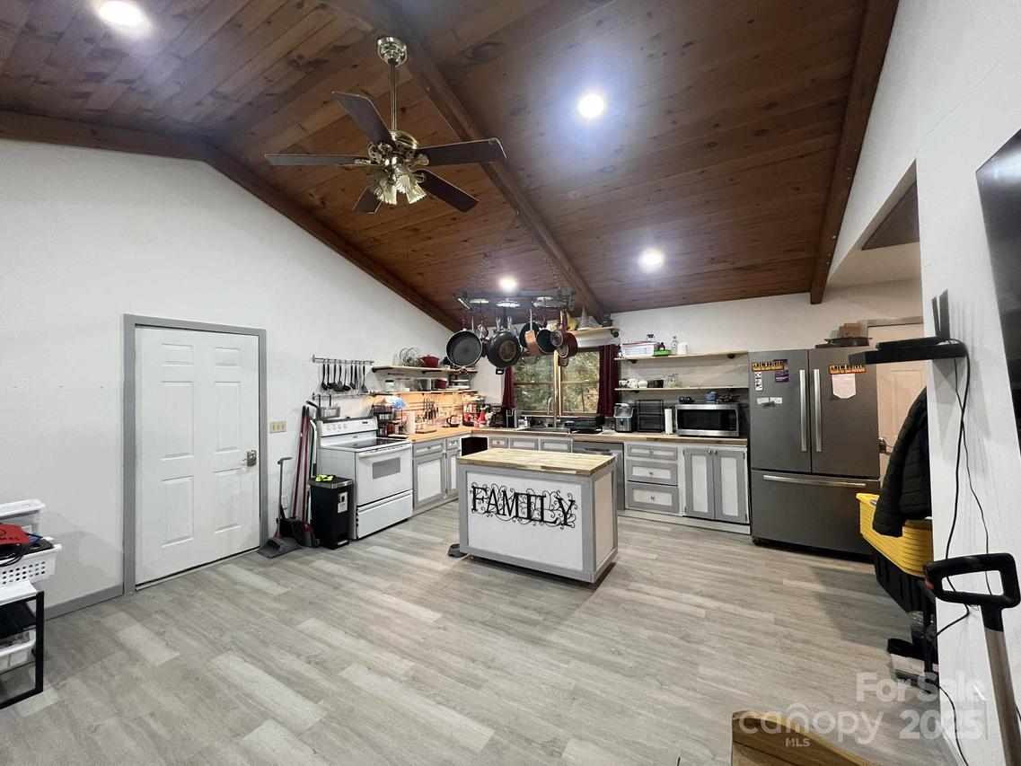 739 Holiday Dr., Hendersonville, NC 28739