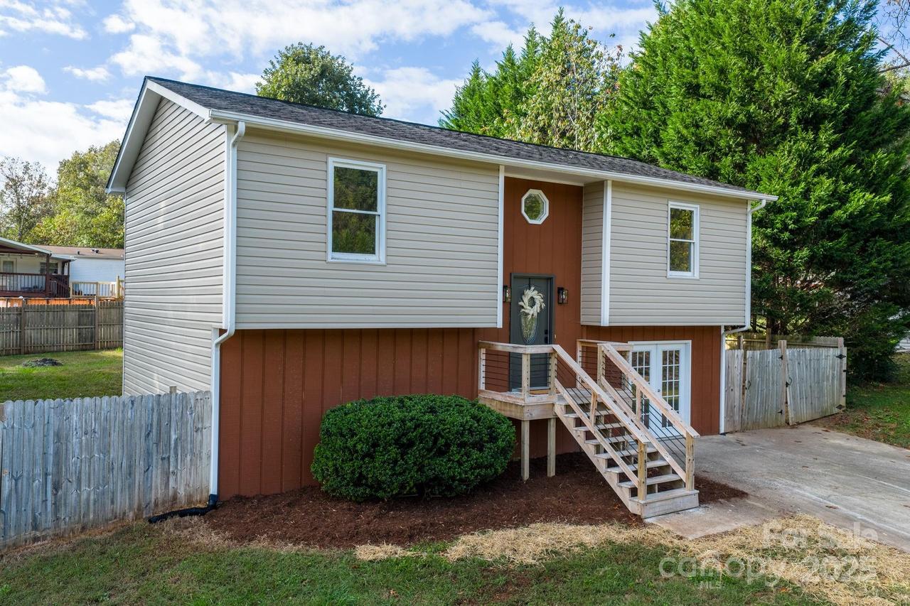 3475 Autumnwood Pl., Lenoir, NC 28645