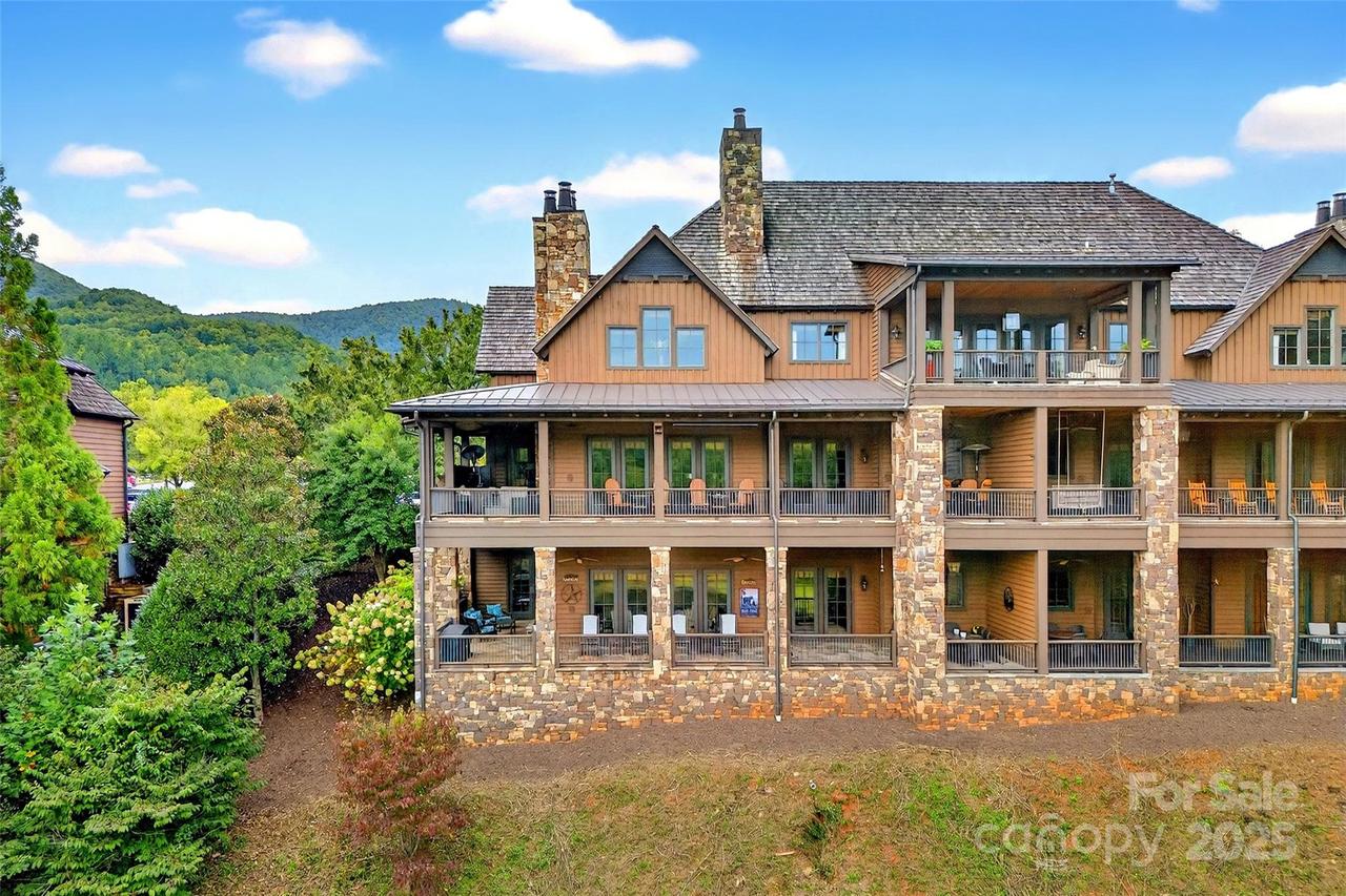305 Clubhouse Ln. #B102, Mill Spring, NC 28756