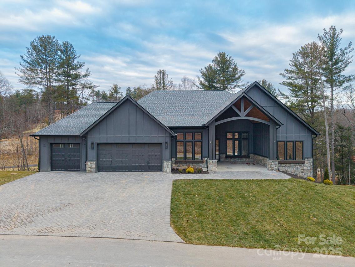 132 Sunridge Ave., Horse Shoe, NC 28742