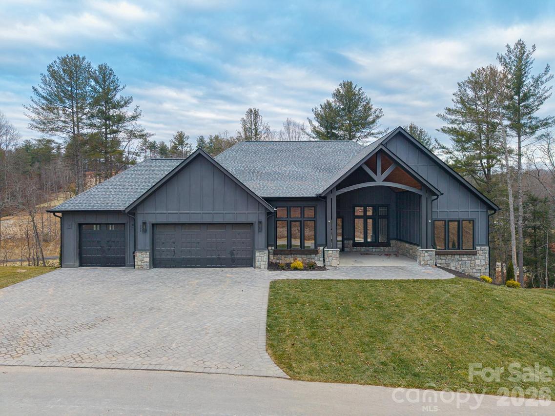 132 Sunridge Ave., Horse Shoe, NC 28742