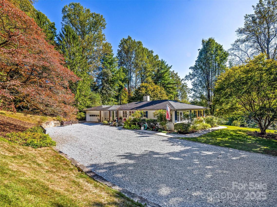 835 Ransier Dr., Hendersonville, NC 28739