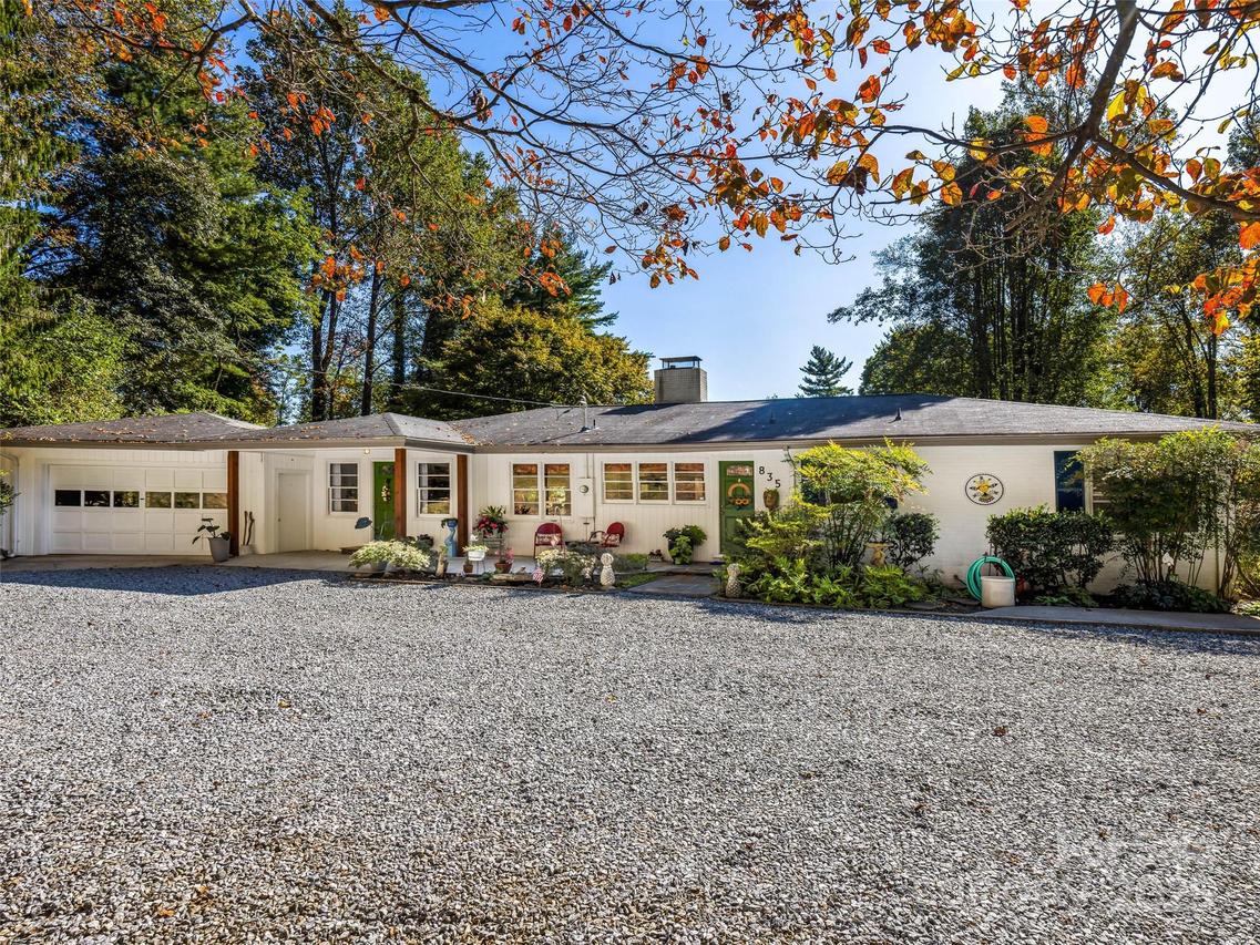 835 Ransier Dr., Hendersonville, NC 28739