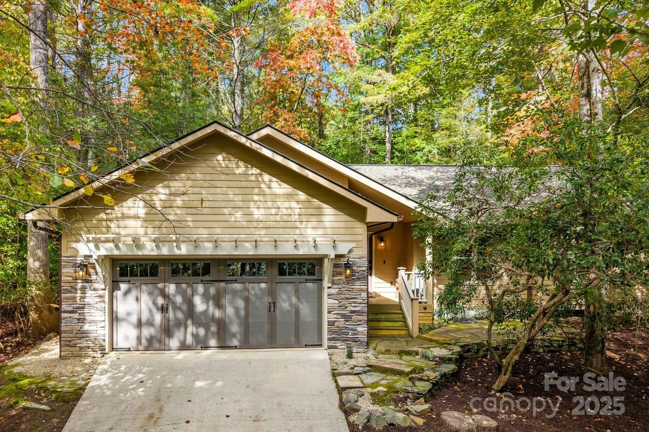 703 Kanasgowa Dr., Brevard, NC 28712