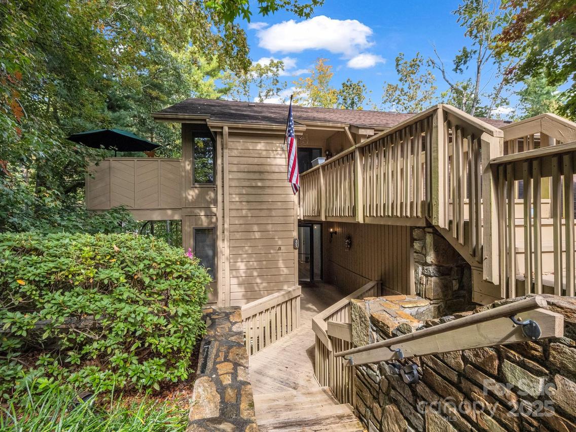 405 N Scarlet Oak Ln., Hendersonville, NC 28791