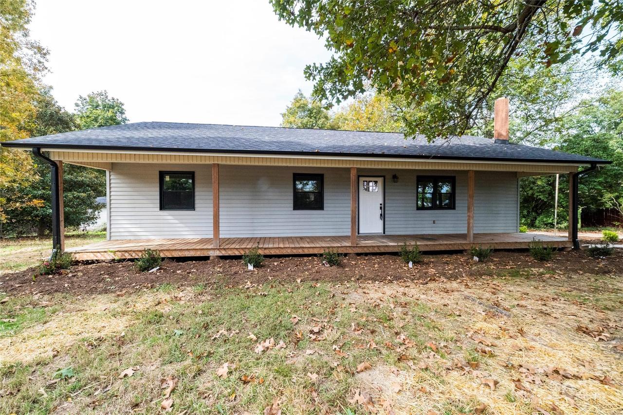 1210 29th Avenue Dr., Hickory, NC 28601