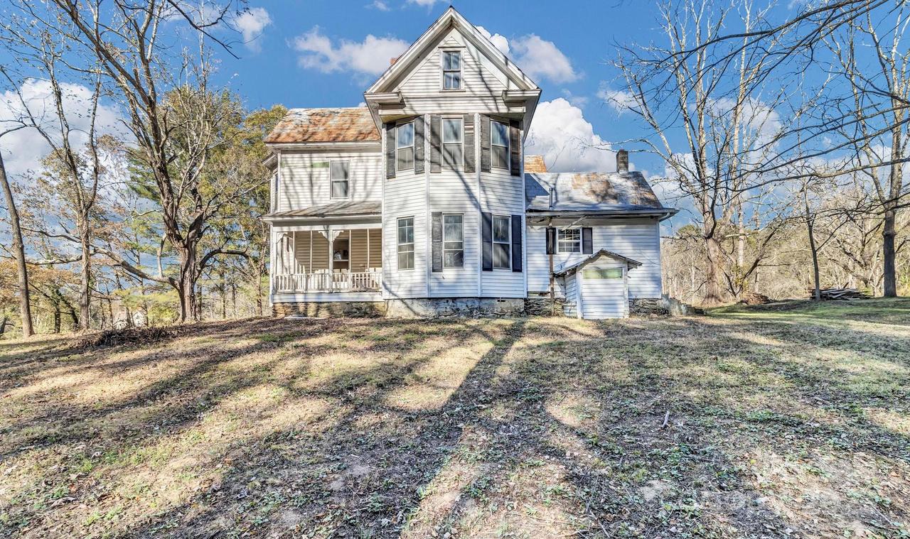 143 Sharon Rd., Fairview, NC 28730