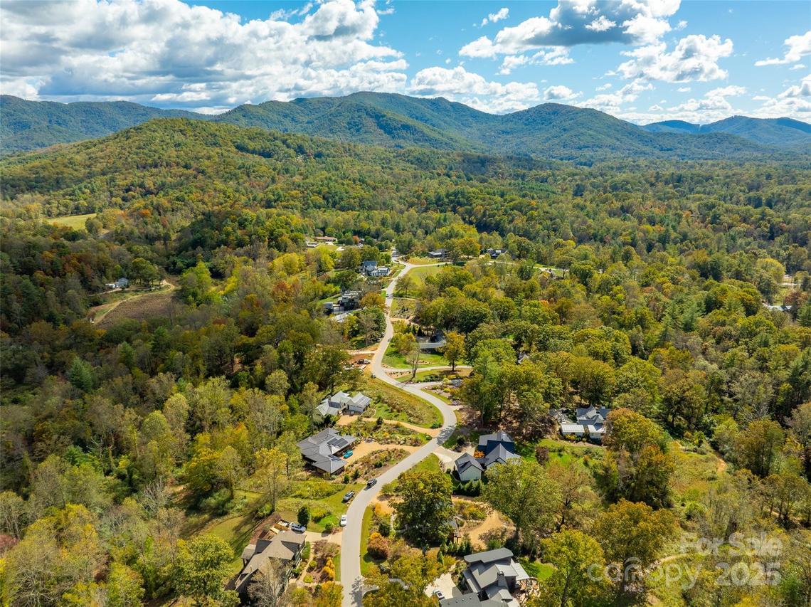 18 Towering Oaks Ln., Asheville, NC 28805