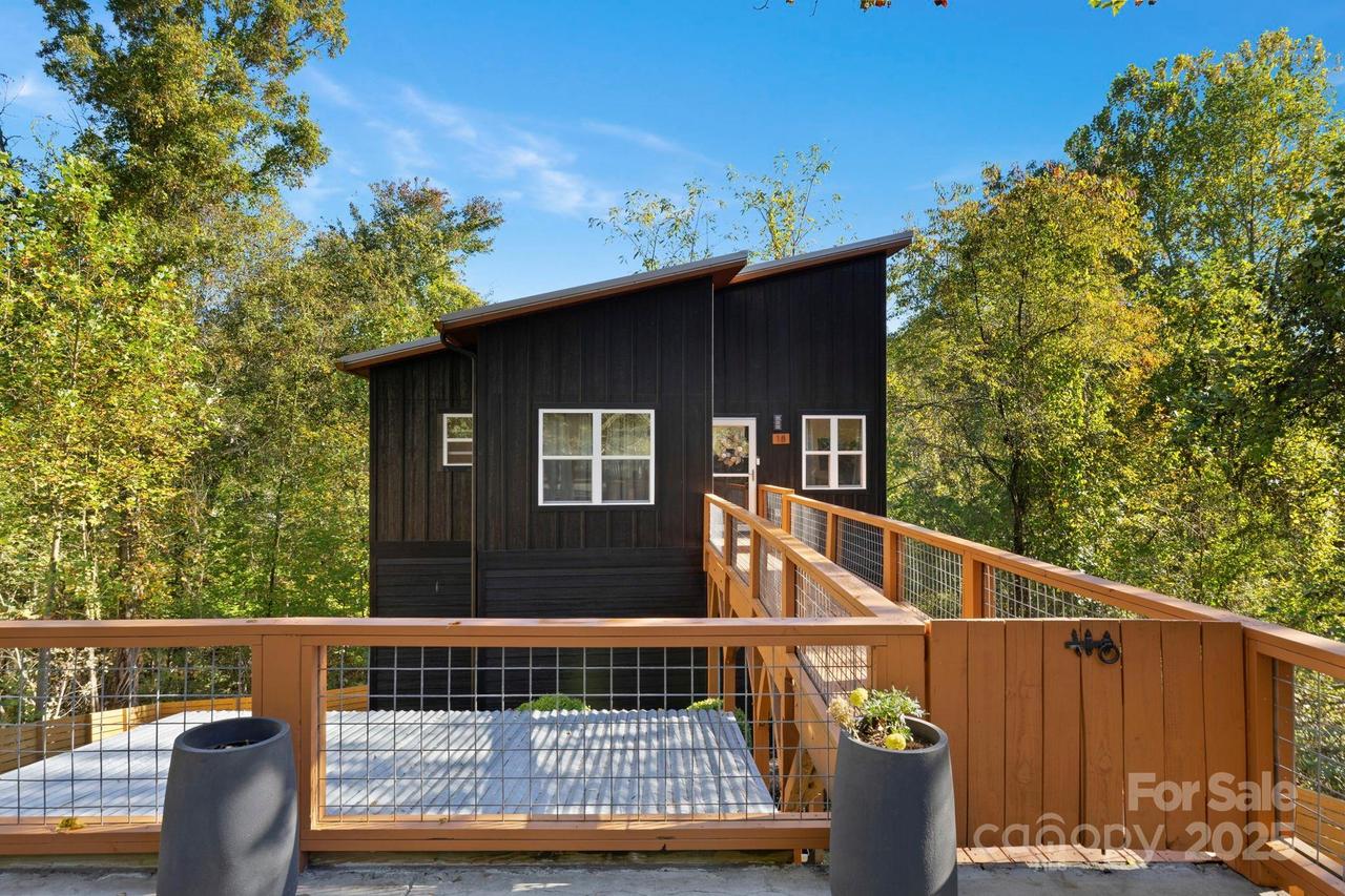 18 Crestwood Ln., Candler, NC 28715