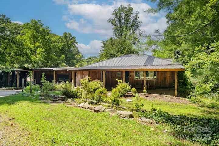 18 Oak Dr., Maggie Valley, NC 28751