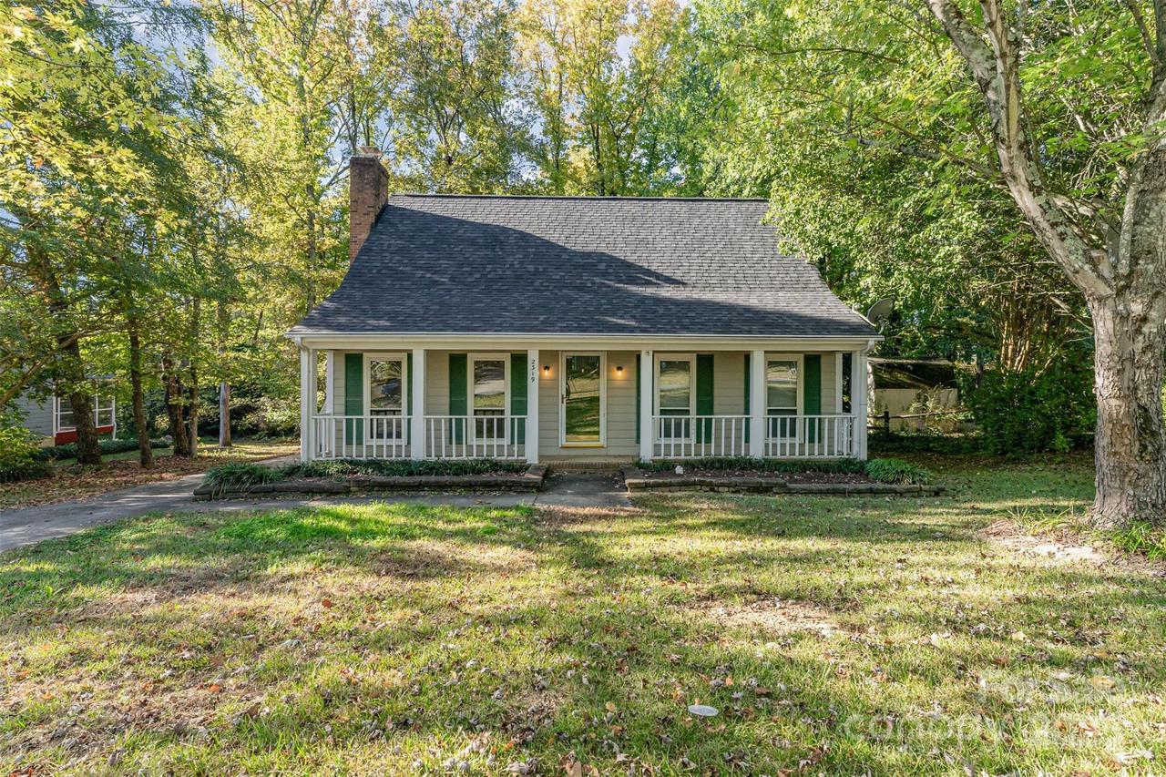 2319 Oak Leigh Dr., Charlotte, NC 28262