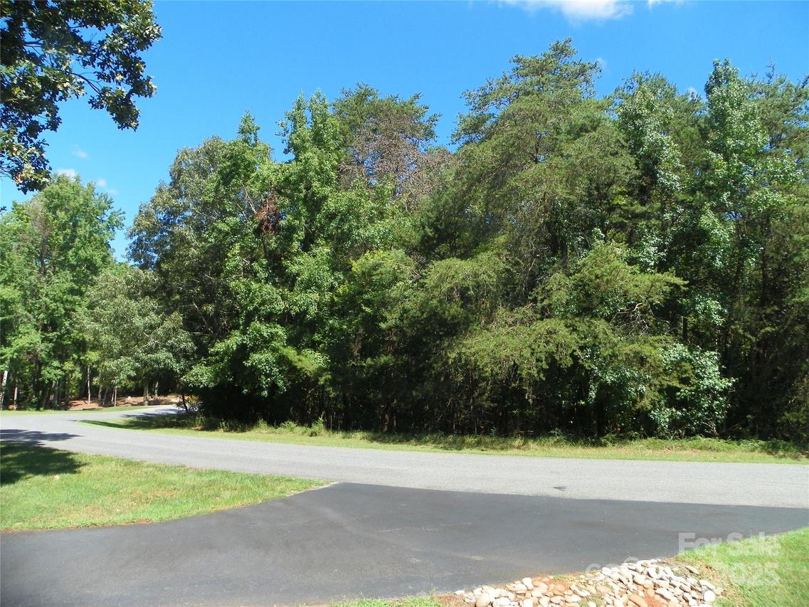 565 Whisper Lake Dr., New London, NC 28127
