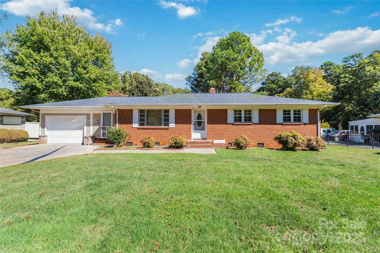 2033 Kimway Dr., Matthews, NC 28105