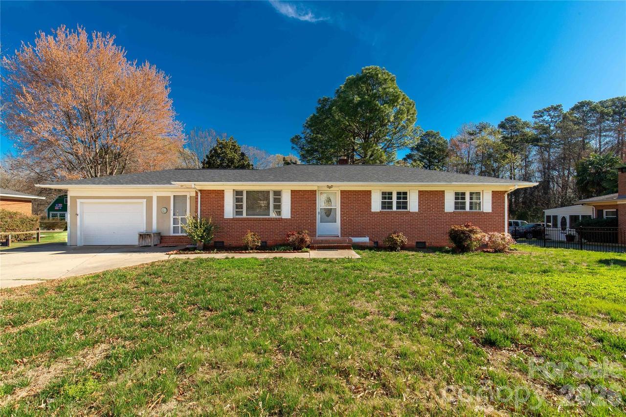 2033 Kimway Dr., Matthews, NC 28105