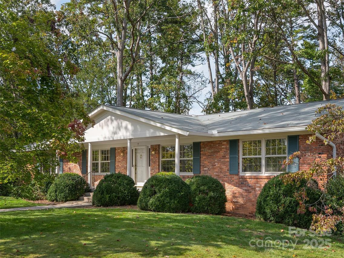 7 E Fox Chase Rd., Asheville, NC 28804